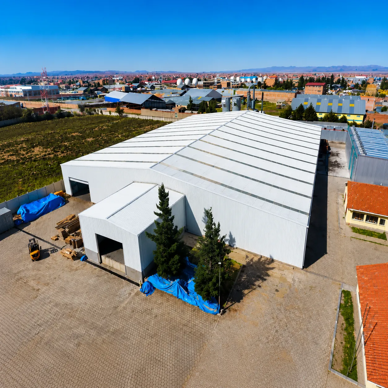 Aerial exterior view of the completed 4,320 m² steel structure warehouse building in El Alto, Bolivia