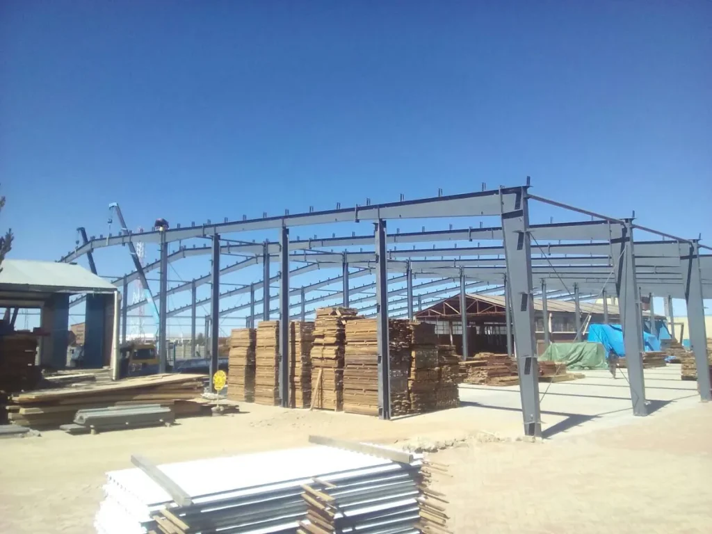 Steel frame building structure under construction for the 4,320 m² warehouse project in El Alto, Bolivia