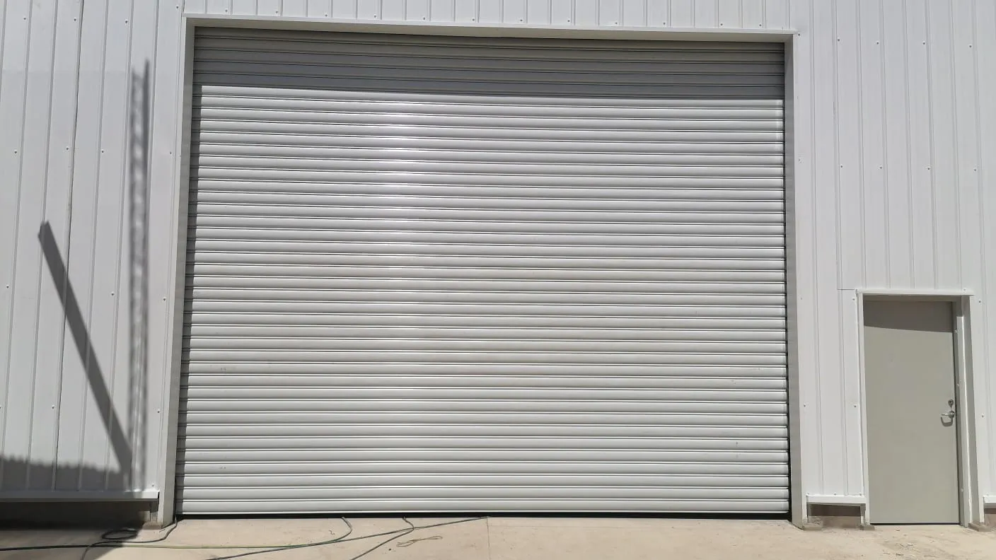 Electric roller shutter door installed on the 4,320 m² steel structure warehouse in El Alto, Bolivia.