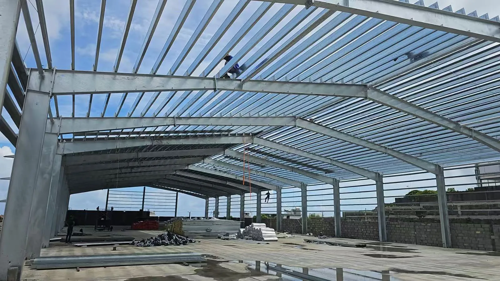 Hot-dip galvanized steel frame and roof purlins under erection for a 4,100 m² supermarket project in Mauritius.