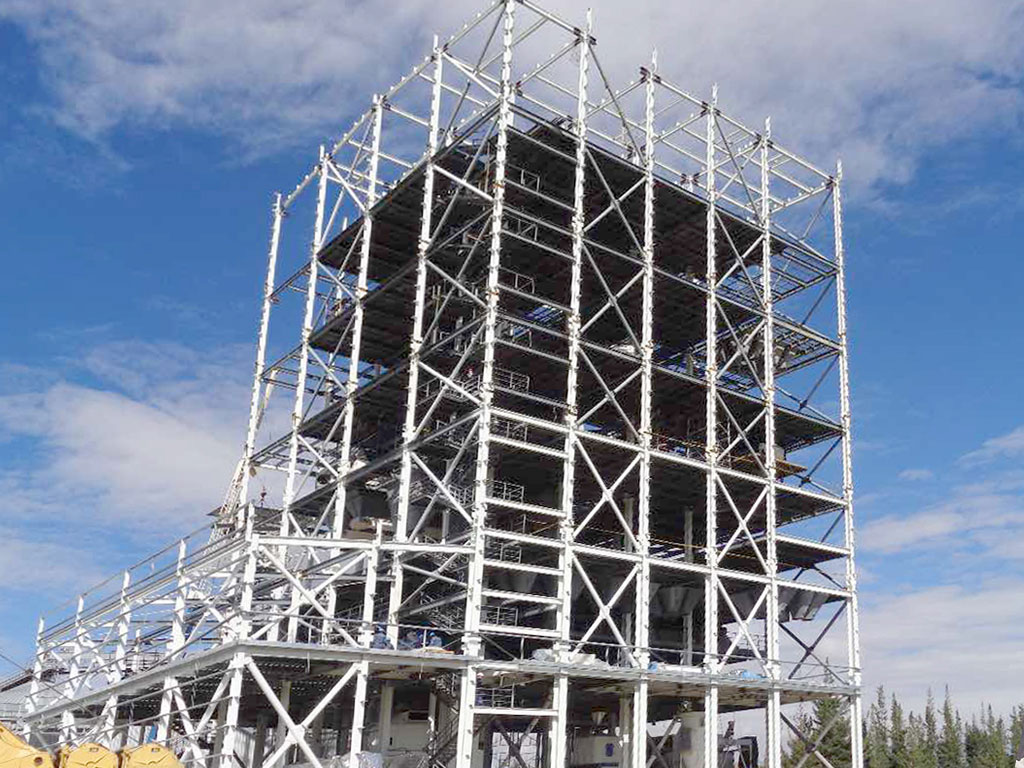 Multi-storey steel structure project in Ecuador with steel columns, floor framing, cross bracing, and elevated platforms under construction.