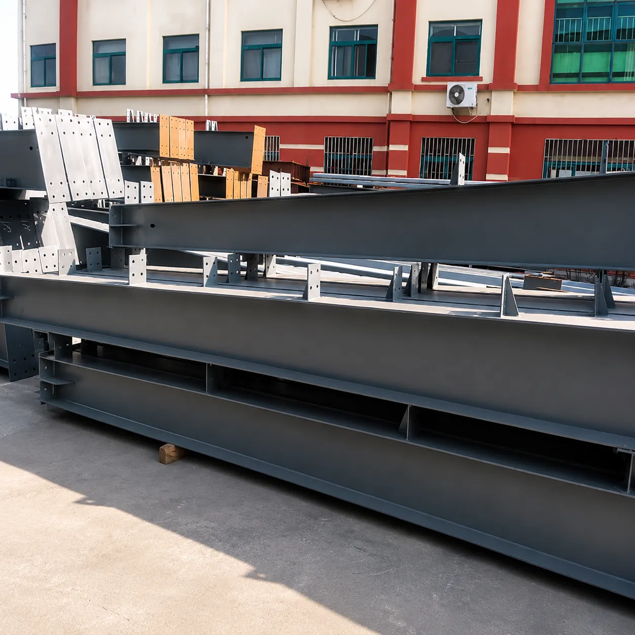 Finished steel structure building components staged for packing and shipment for the 4,320 m² Bolivia warehouse project.