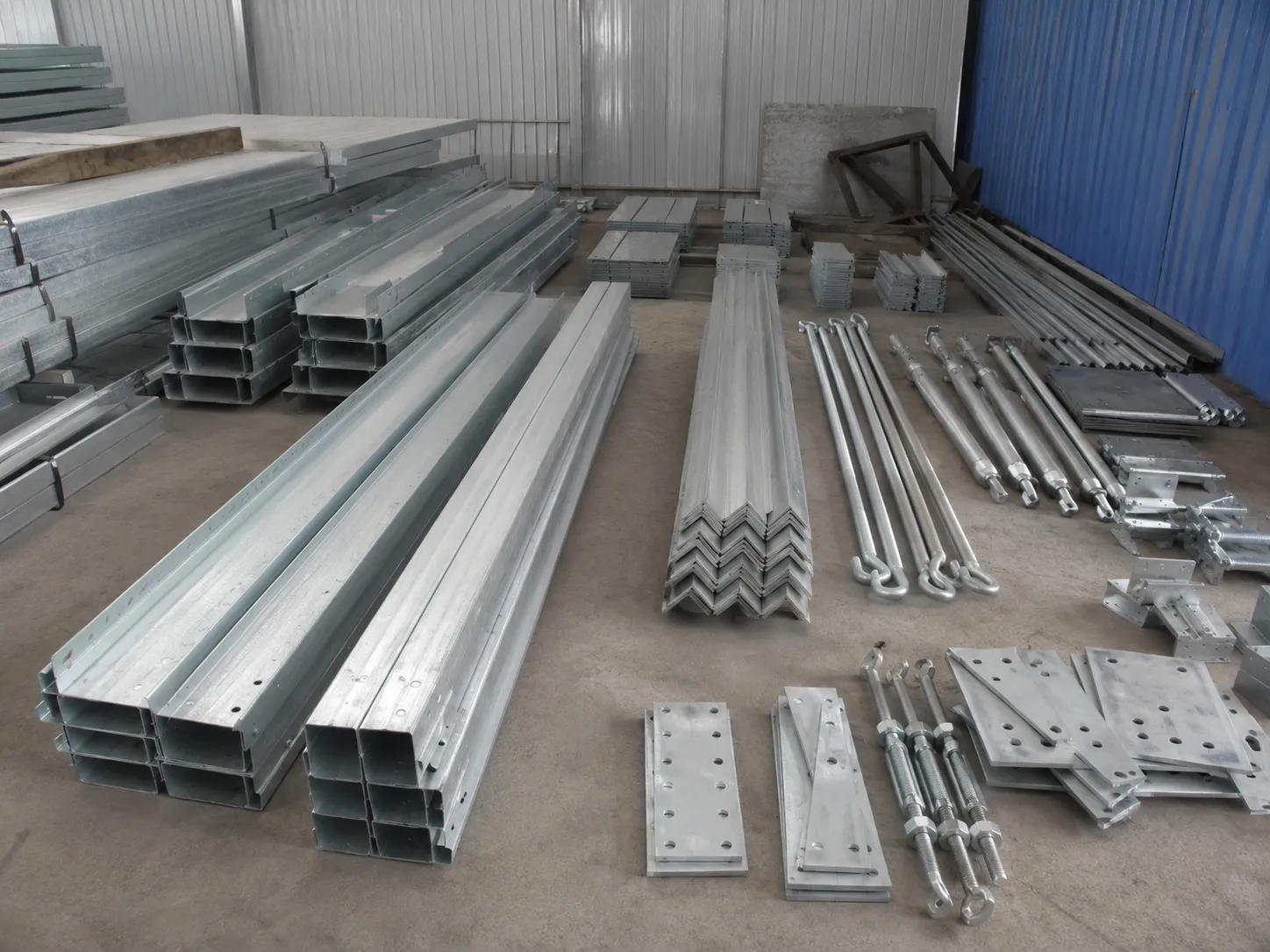 Secondary steel components including galvanized purlins, bracing rods and connection plates for Bolivia warehouse project.